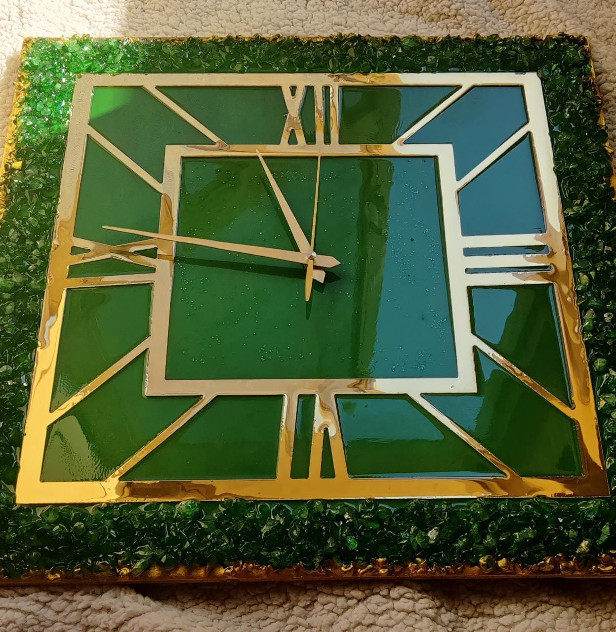 05978922-38cc-44e0-87ff-89471100d243 Emerald stone clock
